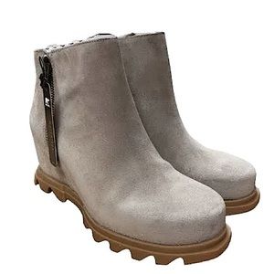 Joan of Arctic chelsea boots by Sorel